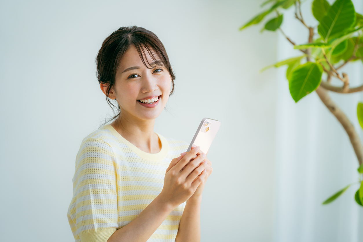 舌がヒリヒリするのはストレスが関係?痛みとの関係と治療について young woman calling on smartphone