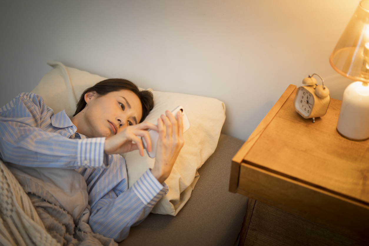 舌がヒリヒリする人は眠りが浅い？