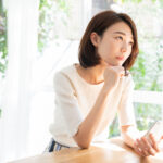 舌がヒリヒリ痛いとき何科へ?歯科だけでよい? attractive asian woman to see a smart phone,think,