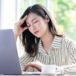 舌痛症の原因を神経から歯科医師が解説 Image of young Asian business woman working at office