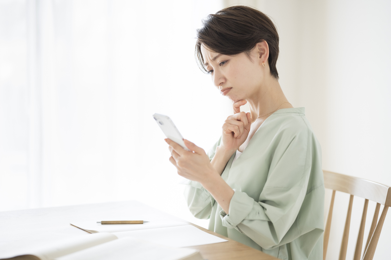 舌がヒリヒリするとき何科を受診する？歯科・耳鼻科・精神科の違いを歯科医師が解説