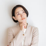 舌のヒリヒリにトリプタノールはまだ使う?サインバルタとの違いを歯科医師が解説 A middle-aged businesswoman with various worries