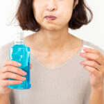 舌のヒリヒリは保湿で治る?唾液が正常でも痛む舌痛症の原因 woman using mouthwash